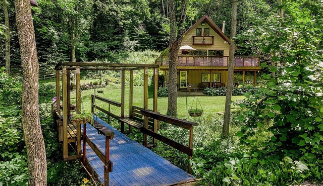 Ellicottville Chalet with beautiful storybook creek
