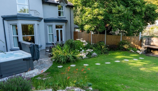 Ellie's Lodge - Superb family-friendly holiday house sleeps 26 guests in 12 bedrooms