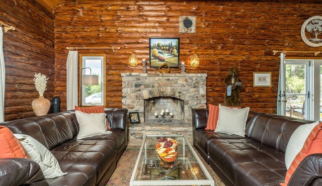 Ellie's Log Cabin with Beautiful Mountain Views