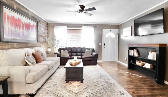 Ellie's place. A cozy 3 bedroom w/ unique touches.