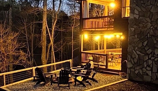 Ellijay-Blue Ridge 4 BR Cozy Creek Cabin, Kids Playground & a relaxing Hot Tub