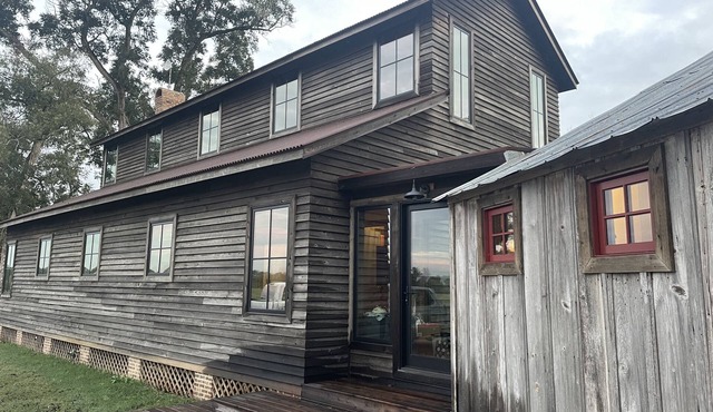 ELLINGER COUNTRY FARMHOUSE