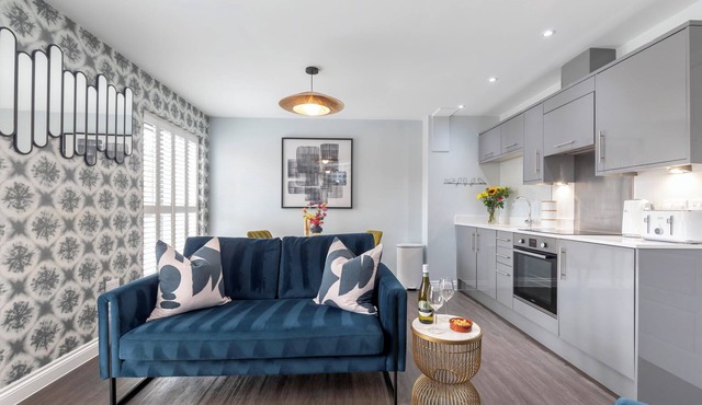 Elliot Oliver- Charming 1 Bed Apartment