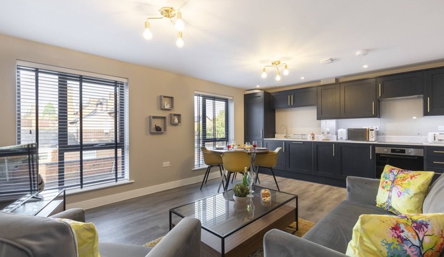 Elliot Oliver - Luxurious 2 Bedroom Apartment With Parking