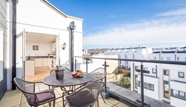 Elliot Oliver - Luxury 3 Bedroom Town Centre Apartment With Parking