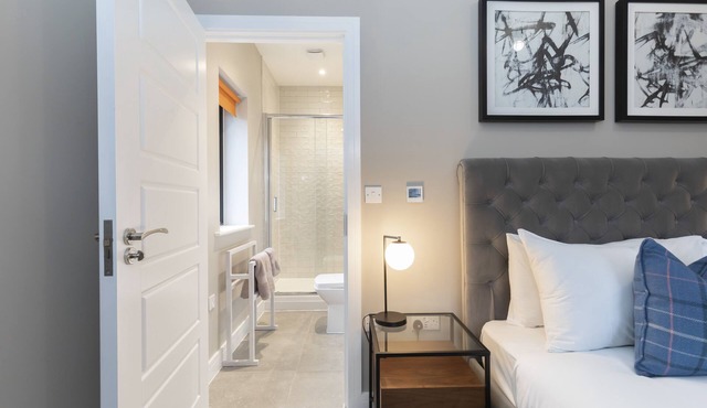 Elliot Oliver - Stylish Loft Style 2 Bedroom Apartment With Parking