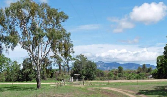 Elliot River Retreat, Riverside Walks & Fishing, Large Pet Friendly Fenced Yard