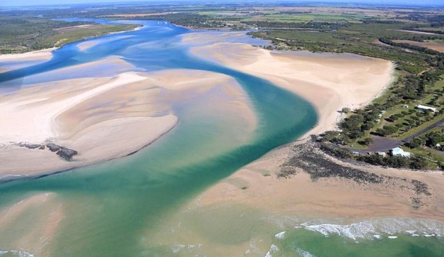 Elliott Heads Superior Beach House