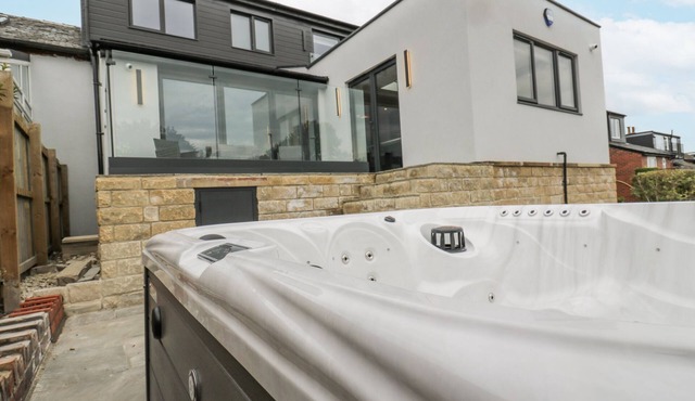 ELLIS HOUSE, family friendly, luxury holiday cottage in Huddersfield