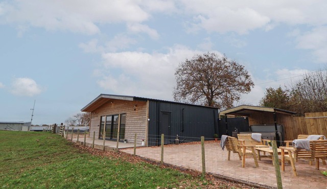 ELLIW, family friendly, with hot tub in Ruthin