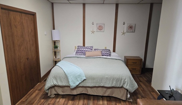 Elĺsworth BNB on interatate 35 Central Iowa brownstone apartment pets allowed!