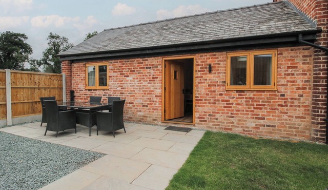 ELM BARN, pet friendly, with a garden in Wem