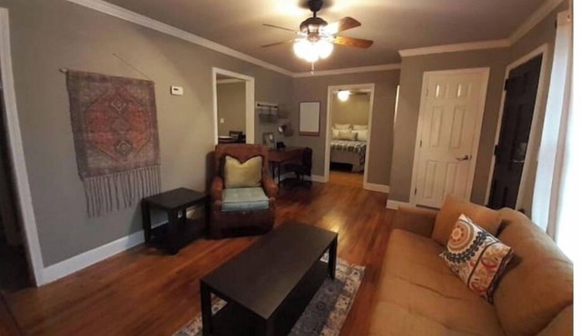 Elm Circle Cozy Cottage walking distance to Downtown.