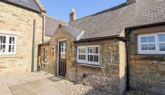 ELM COTTAGE, pet friendly, with hot tub in Warenford