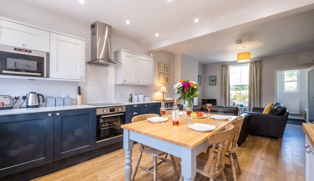 Elm Cottage - sleeps 5 guests in 3 bedrooms