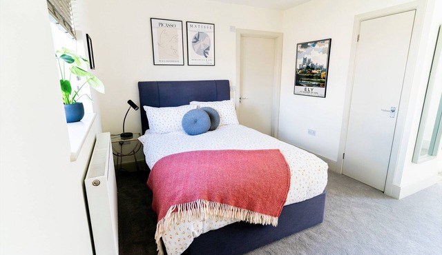 Elm Cottage - Stylish & Sunny Studio Flat with Countryside Views