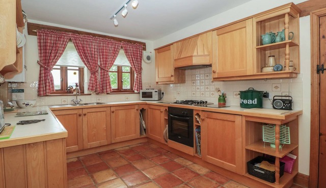ELM END, family friendly, with a garden in Tewkesbury