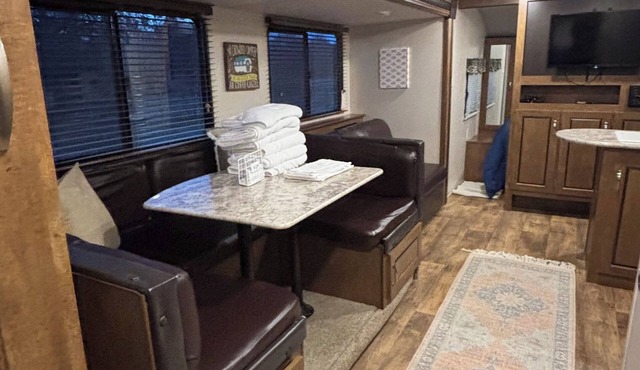 Elm Grove Camper- Less than 3 miles from Round Top proper