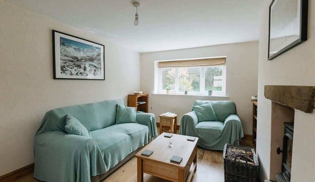 Elm House Cottage: Charming Country Cottage with Log Burner