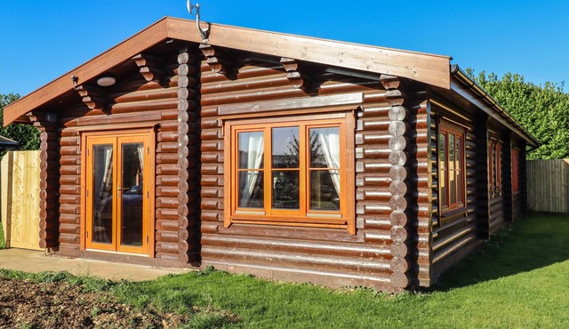 ELM LODGE, family friendly, with pool in Greetham, Rutland