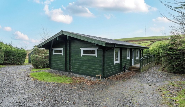 ELM LODGE, with hot tub in Ulverston