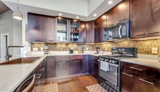 Elm St. Retro Retreat