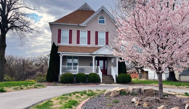 Elm Street Escape- Easy Access to Alton & STL