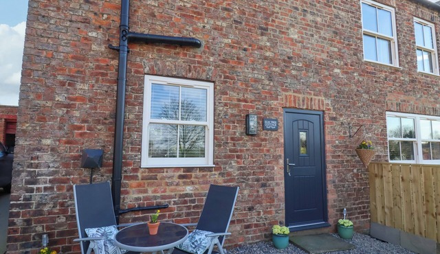 ELM TREE COTTAGE, romantic, with a garden in Dalton Near Thirsk