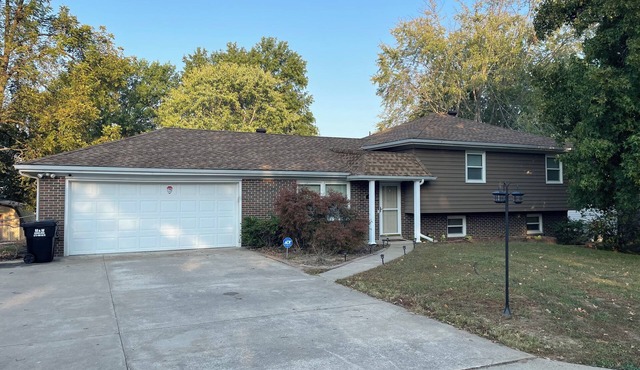 Elm Tree Oasis, 3-bedroom house in charming Jefferson City with AC, WiFi.