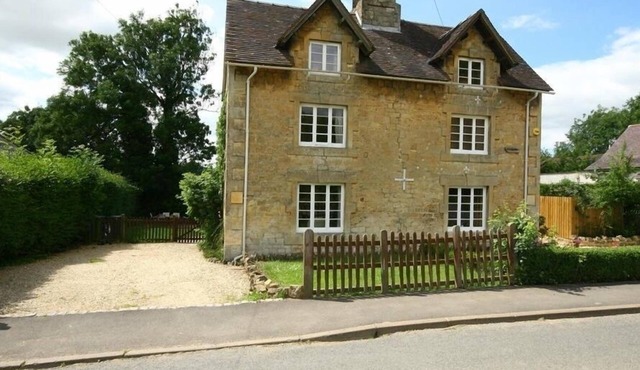 ELM VIEW, pet friendly, character holiday cottage in Chipping Campden