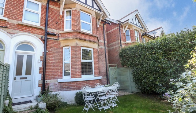 ELM VILLA, pet friendly, character holiday cottage in Wareham