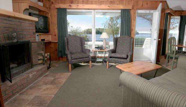 Elmhirst's Resort - On a lake