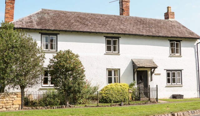 ELMHURST COTTAGE, pet friendly, with open fire in Chipping Campden