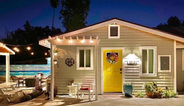 Elmo Hideout, a cozy MOVIE house W/4K projector