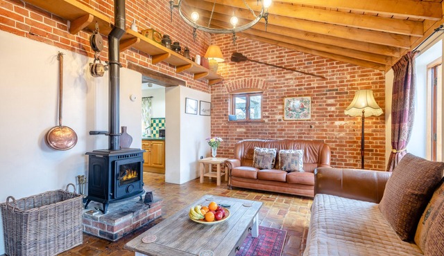Elms Barn - Six Bedroom House, Sleeps 12