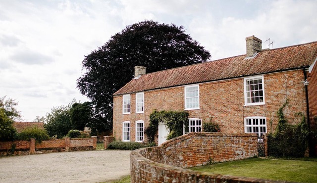Elms Farmhouse - sleeps 19 guests in 8 bedrooms