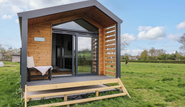 ELMSIDE LODGE, romantic, with a garden in Welland