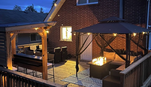 Elmwood Coast&Hearth Retreat- Large Deck + Bar + Firepit 5 min walk to the beach
