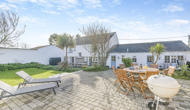 Elmwood Cottage - Four Bedroom House, Sleeps 8