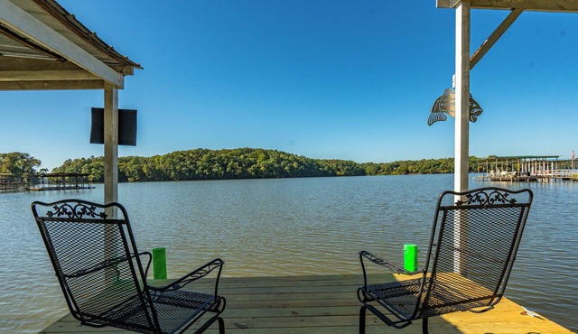 Elmwood Revival - Lakeside - Hot Tub - BIG screen + More!