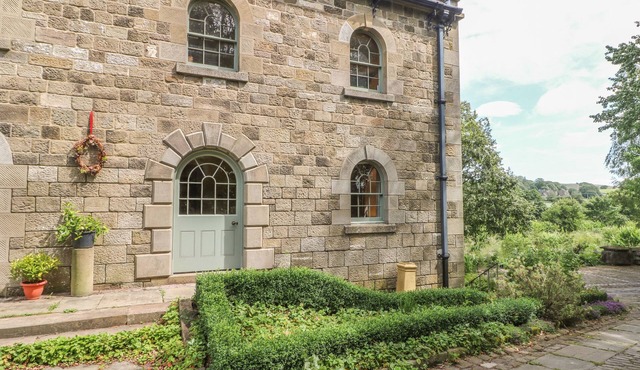 ELMWOOD, romantic, luxury holiday cottage, with a garden in Longnor