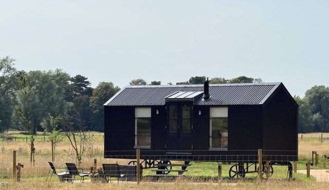 Elsham Hall Bothies: Countryside Retreat with Garden Views & Free Park Access