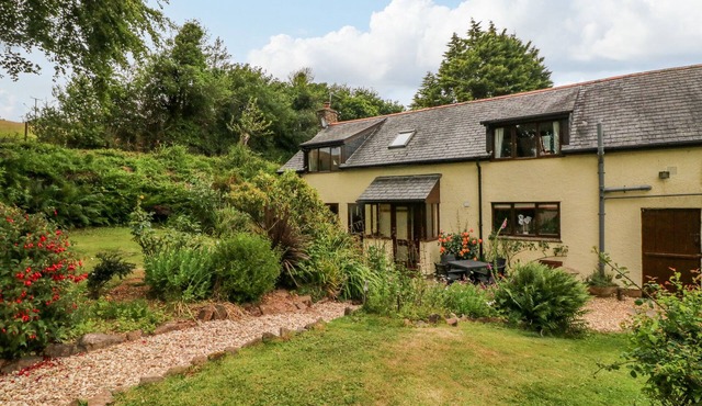 ELSWORTHY FARM COTTAGE, pet friendly in Wootton Courtenay