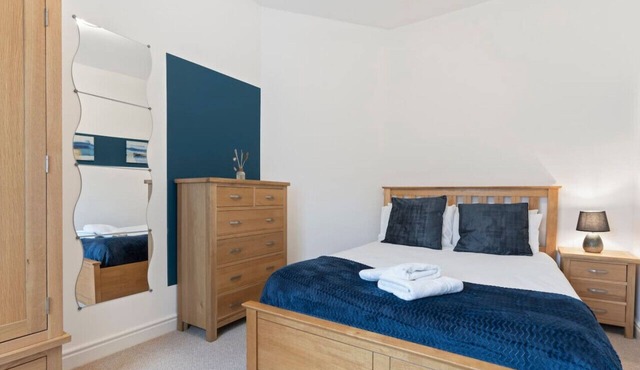 Elton House Central Location Sleeps 5 Free Parking Fast WiFi Smart TV