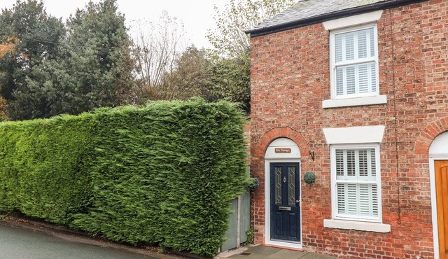 ELV COTTAGE, romantic, with hot tub in Chester