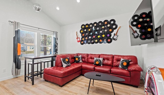 Elvis bedroom ✦ smart TVs ✦ prvt yard✦ pets ok✦ washer/dryer