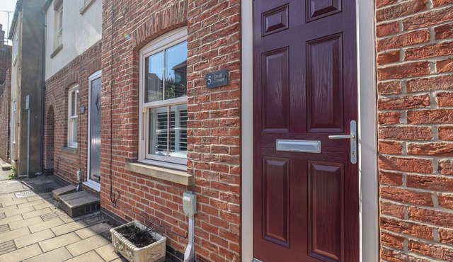 ELWELL COTTAGE, with a garden in Beverley