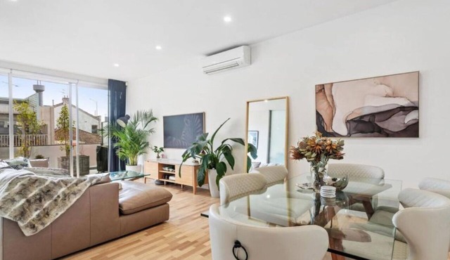 Elwood Beach Retreat by Ready Set Stay