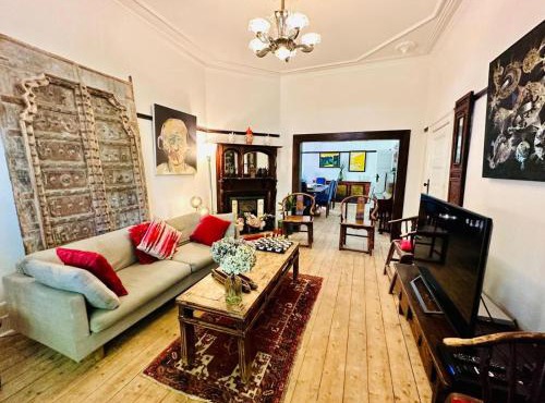 Elwood Eclectic Gem Walk to St Kilda beach - Flexible Home offering 4 or 6 Bedrooms. Contact us Now for Pricing on Request