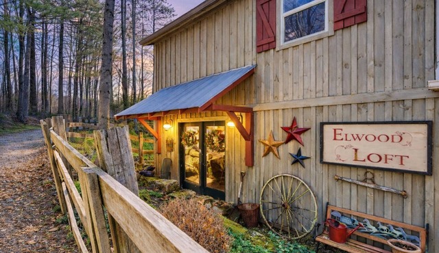 Elwood Loft & Barn: A budget-friendly cabin for 4: Hot tub + 3 horse stalls